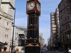 え？また時計塔？
これは、「ヴィクトリア駅」の前にある時計塔です。塔というほど大きくはないですが、デザインが素敵で思わずパチリ。
待ち合わせ場所によさそうですが、あまり人はいませんでした(笑）
