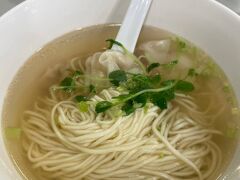 ワンタン麺、ぺろっと行けちゃいます。（実は「好公道」という店で小龍包を食べた後まだ足りないということで）。