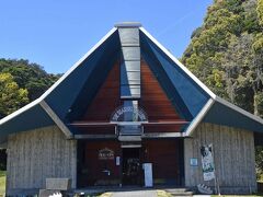 今日は閉館・・・・・

合掌造りも模している・・・・