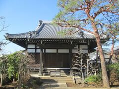 順正寺本堂　烏山寺町を構成する26ケ寺の一寺です。浄土真宗の一寺、創建は不詳、室町幕府時代、本尊は阿弥陀如来像です。山門を通ると、本堂、鐘楼、親鸞聖人像があります