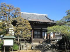 西蓮寺本堂　浄土真宗大谷派の一寺、創建は1597年、開山は宗誓上人、本尊は阿弥陀如来像です。烏山寺町を構成する26ケ寺の一寺です。門前に整備された小さな庭園があります。四脚門の山門を潜ると、本堂大悲救世観音、親鸞聖人像があります