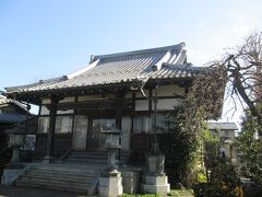 妙揚寺本堂　日蓮宗の一寺、創建は1614年、開山は自然院妙揚日悟上人、本尊は釈迦牟尼仏です。烏山寺町を構成する26ケ寺の一寺です。創建地は谷中ですが、1928年現在地に移転する。山門を通ると正面に本堂があります