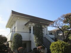 源良院本堂　浄土宗の一寺、創建は1676年、開基は玉置弥右衛門、本尊は阿弥陀如来像です。烏山寺町を構成する26ケ寺の一寺です。創建地は神田ですが、関東大震災後、1932年現在地に移転する。山門を通ると二階建て家屋の二階に本堂があります。その他観音堂、子安地蔵尊があります