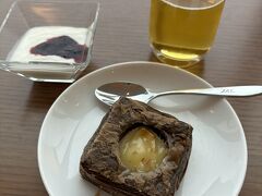 機内食が楽しみなので食べるまいと思っていたもの、
このくらいなら大丈夫とつい食べてしまった
バナナクリームデニッシュとヨーグルト。