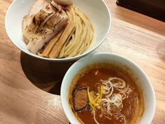 翌日はお昼につけめん。つきよみさんへ。盛り付けきれいです！