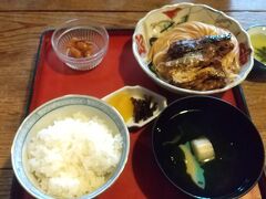 「鯖街道」1450円。
右上の『焼鯖そうめん』は、滋賀県の郷土料理です。

美味しい鯖の煮付け的なものが乗って、そうめんの味付けも煮汁なのかな。
味付けそうめんをおかずにご飯を食べるといった感じ。
初体験です。