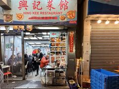 お目当てのお店は、並ぶと聞いていた
大人気の土鍋ご飯屋さん

行ってみたら金曜の夜だからか
ほんとにすごい行列!!

しかもほぼグループで来てるなか
ひとりはワタシだけ!

でも・・どーしてもここの
土鍋ご飯が食べたくて
雨の中頑張って並ぶ