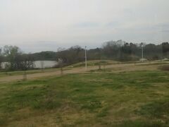 　バスを蜻蛉池公園に行きました。
　蜻蛉池公園はバラやアジサイ、スイセンをはじめとしてユリやダリアなど四季折々の植物を鑑賞出来て、様々なお客様にお楽しみいただける公園となっています。
　　白鳥が泳ぐ大池、四季折々の花が咲く花木園、バラ園やあじさい園、広大な大芝生広場、展望台、巨大なアスレチック遊具など、ファミリーのレジャーで賑いを見せています。