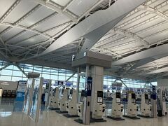 今回の飛行機はルフトハンザ。行きはANAとのコードシェア便なので、初の羽田空港第２ターミナル。有人カウンターがほとんどなくて近未来的です。