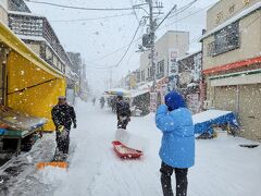 朝市に来たものの道路に面した店舗は大変そう。