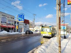 市電は駒場車庫前から湯の川まで代行バス。
何故かな～
しかも放送の声が小さくて聞き取れず湯の川温泉で降りれず終点の湯の川で下車。