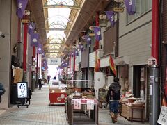 海門寺から南方向に5分程歩くと、やよい商店街のある「やよい天狗通り」に着きます。ここもアーケード商店街です。