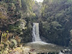 滝の近く、水しぶきがかかるくらいのところへ