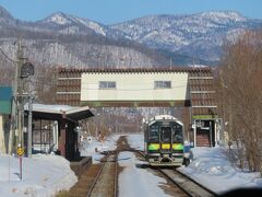 15:14「愛別駅」、跨線橋の向こうの冬山が美しかった。