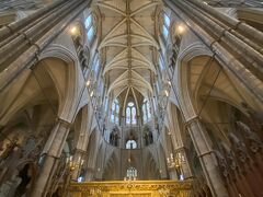 そして、聖歌隊席の先には、1867年に「ギルバート・スコット卿」によって設計された主祭壇が燦然と輝いています。

祭壇の前の床は1268年にはめ込まれたもので、現在に残る貴重なものだそうです。プレーンな大理石地に色大理石の小片を象眼細工のように組み合わせることでできるデザインはコスマーティ技法と呼ばれ、その最高傑作ともいわれています。