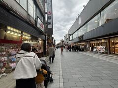 五十鈴川駅で下車し予約しておいたタクシーで伊勢神宮内宮まで。
だけど、ベビーカーでお伊勢さん参りは不可能だし歩いてはきついので
今回は『おかげ横丁』のみ（笑）

タクシーの予約ですが、今回は受付けてくれたけど
通常は予約を受け付けていないようです。
通常タクシーが待機しているとの事でしたが、もしいなかったら嫌だしなぁ、と妊婦で小さな子連れなので予約したい、とお願いしたら予約を受け付けて下さって感謝。