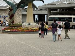 沖縄といえば！！の美ら海水族館です。
春休みの土曜日なので、とにかくすごい人。