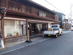 商店街を歩いていたら見つけた酒蔵。江戸後期頃の建物。