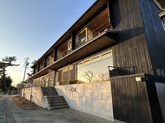 １６時４８分

ただいま～！
漁師小屋をイメージした黒い板囲いの外観。