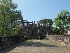 で、プレアヴィヒア寺院です. 

ほとんどタイとの国境で、(地図を見ると)山道を上がるときにたぶん タイとの国境をまたいでいる気がします.
この国境付近はタイとはいざこざがあるのですが、大丈夫かな...