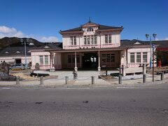  40分ほど乗車してJR日光駅に到着しました。風格のある駅舎が建っています。