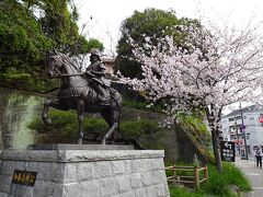 松山城の桜は昨日が満開だそう。丁度良かった、週末で。
今年の入学式は桜が満開で迎えられそうですね。
桜の下で制服姿で写真撮影するピカピカの一年生の親子連れも見かけましたよ。
松山城東雲口、ロープウェー乗り場の側の加藤嘉明公像のお隣のソメイヨシノも綺麗でした。