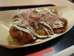 最後にタコ焼きとビール（小）で