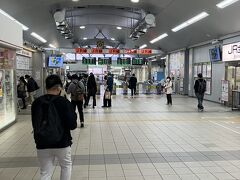 最寄駅を始発電車に乗り金山駅に到着。