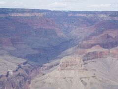 　駐車場からMather Pointまで歩いて行くと目の前に、超絶景。

　恥ずかしながら峡谷の幅って1,2kmくらいと勝手にイメージしてたのですが、見てびっくり、全然違いました(笑)。
　この辺は北対岸（反対側の壁の上）のノース・リムまで15kmほど。
と数字言われても距離感よく分からないと思いますが、山手線の南北の直線距離は14km(東西は全然短い）なので、山手線がすっぽり入ります。
とにかくダイナミック。
