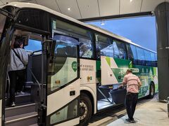 バンコクから香港に到着後、香港国際空港からマカオへの直行バスでマカオへ向かいます。
香港国際空港からマカオへバスで行くには2通りの行き方があり、料金や出入国手続きなどの違いを理解するのに苦労しました。
別途旅行記を作成しますので、よかったらそちらをご覧ください。