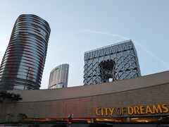 「シティオブドリームズ」
ザハ設計の「Morpheus」が圧倒的な存在感！
素人の建築好きなので翌日見に行きました。
