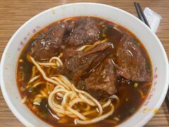 お腹が空いたので
バスで東門に行って
永康牛肉麺へ。
少し並ぶけど
回転が速いので
意外とすぐにまわってきます。
いつもと同じ紅焼牛肉麺（大）を注文。
私茹でた肉が嫌いだけど、
ここの牛肉麺を食べて
一気に牛肉麺好きになってしまい
台北きたら絶対食べる定番