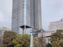 日比谷公園のシンボルの「大噴水」の後ろにそびえ立つは『東京ミッドタウン日比谷』