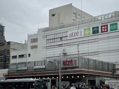 目黒駅に着きました。
そのまま通過。山手線の内側のエリアを歩きます。
目黒駅周辺で、ランチを考えましたが混んでます。
