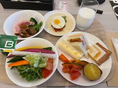 朝食はナシロのビュッフェ。なかなかの品ぞろえです。画像にはありませんが、沖縄のお料理もたくさん。