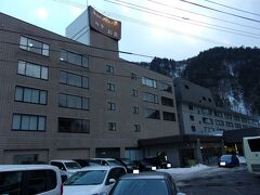 目的地の層雲峡観光ホテルに到着です(^_-)-☆。
雪で天気があまりよくなく。