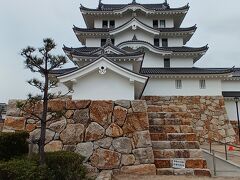 14:40 尼崎城
17世紀の初めに大坂城の西の守りとして建てられました。明治6(1873)年に廃城令が出て取り壊されてしまったそうです。
ミドリ電化の創業者・安保詮氏が「創業の地に恩返しがしたい」と、約12億円の私財を投じて尼崎城天守を建設し、尼崎市に寄贈し、2019年3月29日に再オープン。