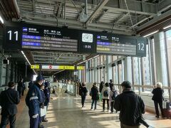 　北陸新幹線の列車は「かがやき」「はくたか」「つるぎ」の３つ。
　東京行き速達タイプの「かがやき」、主要駅停車の「はくたか」に対し、「つるぎ」は敦賀で在来線特急と接続して金沢・富山まで走る列車という位置づけです。

