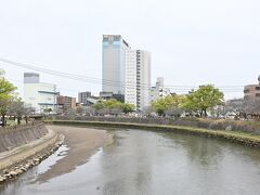 ホテルの横には甲突川が流れています。
花見をされている方々もいらっしゃいましたが、少し早かったです。