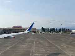 ●鳥取砂丘コナン空港

そして定刻の８時15分から微妙に遅れて、目的地の「鳥取空港」へ着陸。
外を見る限り、お天気は大丈夫そうなので一安心です。