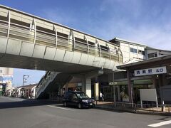 西武池袋線の清瀬駅で降り、目的のアート作品がある北口を出ました。
駅の2Fから出ているデッキが、ロータリーの上空を通り複合施設に接続しています。
ロータリーには「ひまわり通り」という名前がついています。
