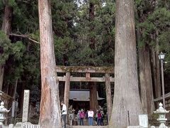 室生口大野に戻るバスも1時間に1本で、室生寺15:29発のバスで帰ろうと思っていたが、少し時間が余ったので、徒歩１０分位で行ける室生龍穴神社まで行くことに。
行きが郵便局前になったのと同じで、帰りのバスもいつものバス停ではなく郵便局前になり、龍穴神社は郵便局寄りなので、行くことを思いつく。

