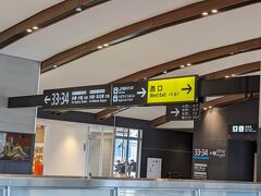 降車ホームからエスカレーターで２階に上がると、正面に新幹線のりばの表示がみえました。ハピラインはどこー！？
案内員の方がたくさん立たれているので、近くにいた方に聞くと、新幹線と反対側の西口からホームへ向かえば良いと、とても丁寧に教えて下さいました。
振り返ると西口の表示。しかしなんかわかりにくいな…。
そして！西口側から新幹線や特急に乗換える人が沢山歩いてきて、逆行する少数派はなかなか前に進めません(^_^;)