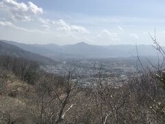 遠くに秩父の山々が見えます。