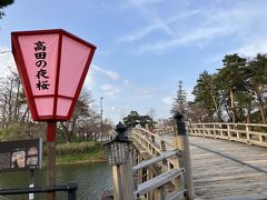 極楽橋（2002年復元）を渡って城に向かいます。
1614年松平忠輝が高田城築城の際に造られた極楽橋を資料を元に復元したものだそうで、堀には紅白の錦鯉がゆっくりと泳いでいました。