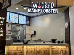 WICKED MAINE LOBSTER（ウィケッド メイン ロブスター）

高級メイン州産のロブスターを使ったカジュアルなメニューを色々と提供するお店です。看板メニューは、ずばりロブスターロール。

私が暮らす東京にもロブスターロールが食べられるお店はあるのですが、聞くところによるとすごく並ぶらしく、なかなか食べる機会が巡って来なかったのです。そんな時、２年位前にハワイにこちらのお店が初上陸したと聞いて、次にハワイに行ったら絶対食べたいと思っていたんです。 

フードコートにあるお店なので、他に選択肢が沢山あるのですが、メニューを見ていたら夫も食べたくなったようで、２人とも同じものを注文しました。