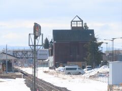 08:26「美幌駅」、大きな駅舎。