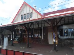 11:59「川湯温泉駅」、名所の駅。足湯や大きな熊の像などあり。