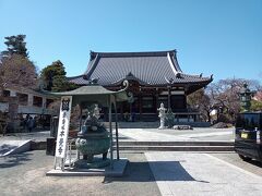 12:40
【本覚寺】
本殿
日蓮宗本覚寺　1436年建立
鎌倉幕府の裏鬼門、源頼朝が鎮守として夷堂を建てた所といわれているそうです。
その後鎌倉公方・足利持氏がこの地に寺を建てたのが本覚寺。
