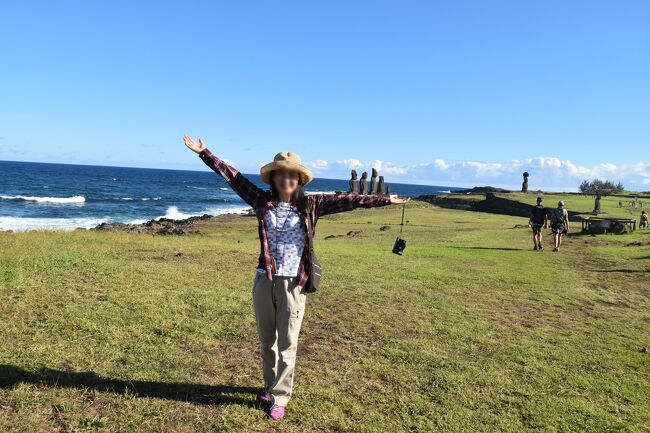 モアイ像を左腕に乗せ<br />
